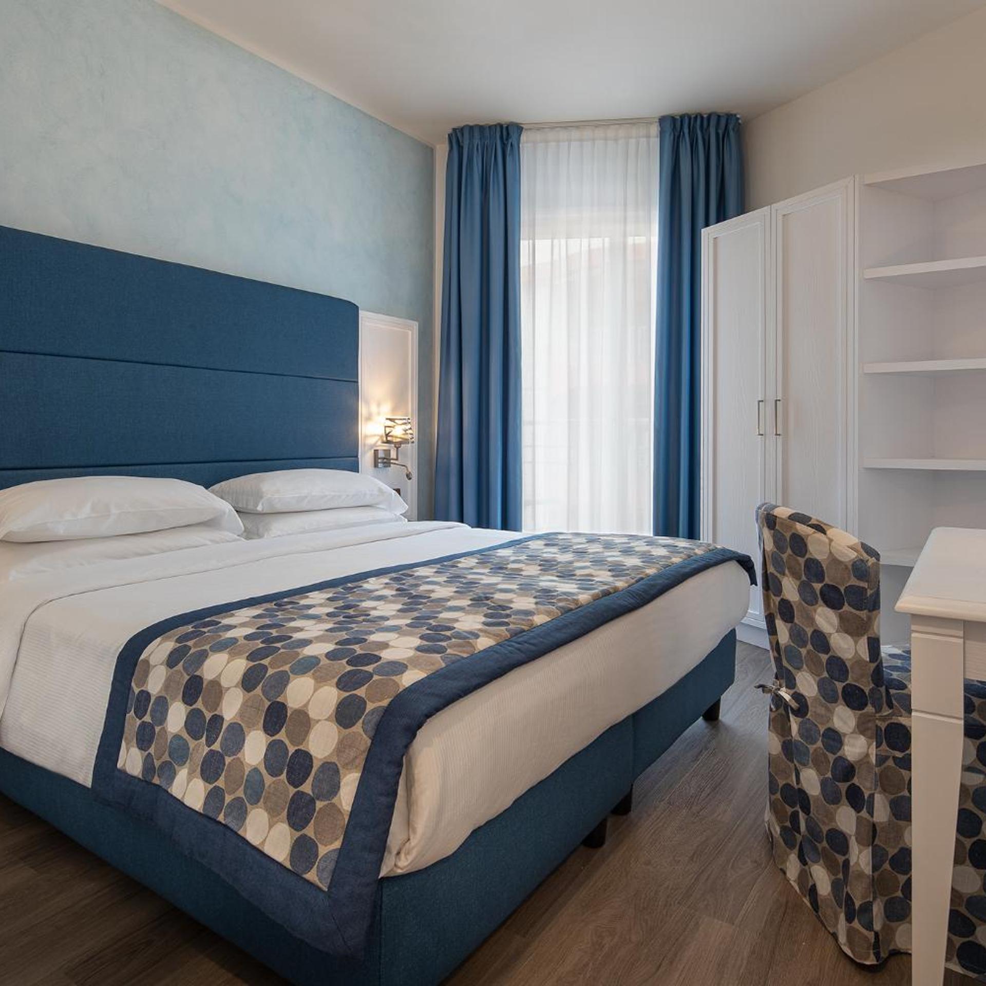Room, Double or Twin Bed, Lateral Side Sea View