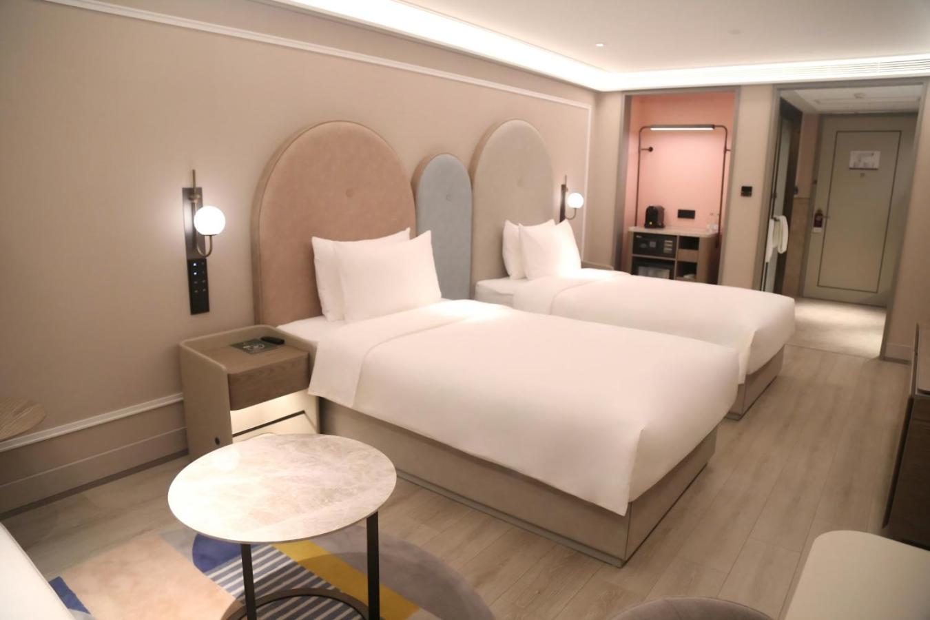 PRIVILEGE, TWIN BEDS