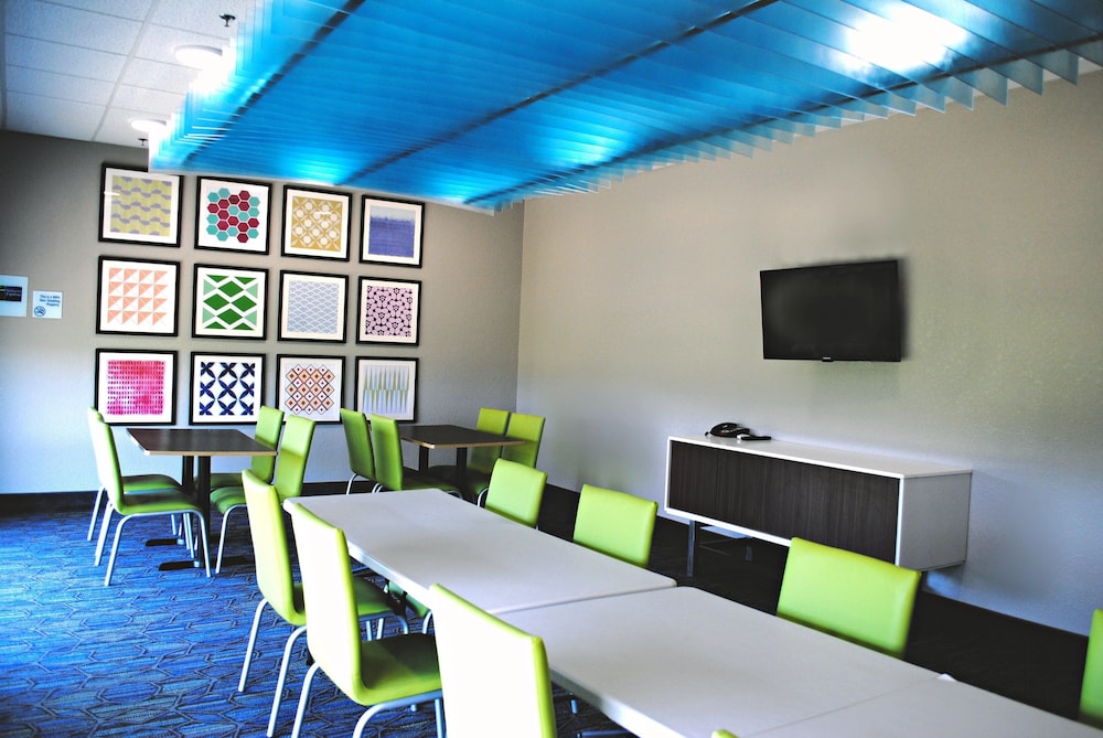 Holiday Inn Express Suites Columbia City 22/39