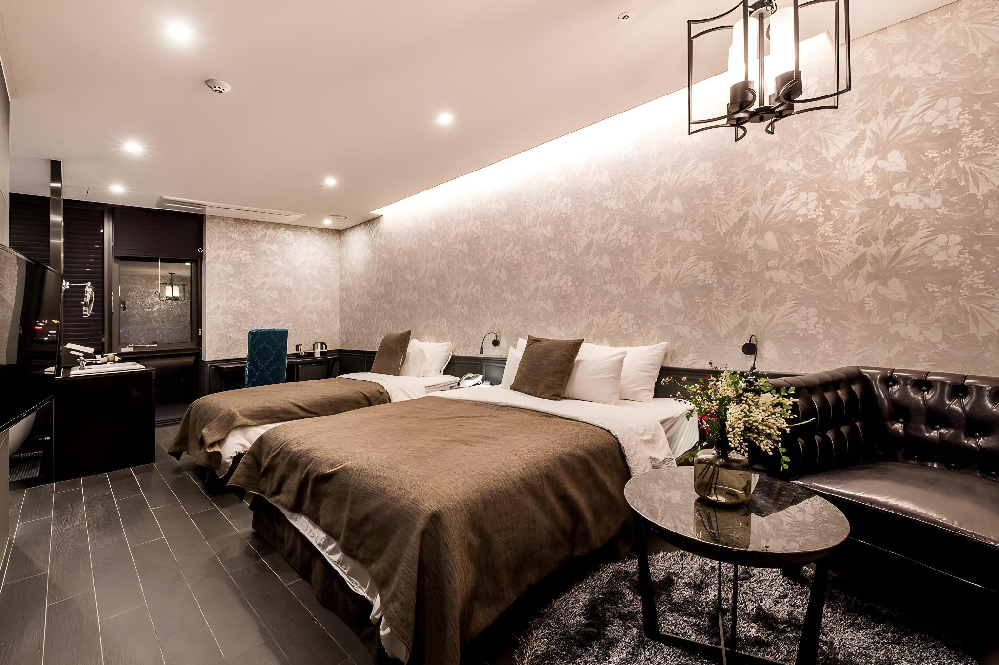 Deluxe, Twin Beds, 1 Queen and 1 Single Bed