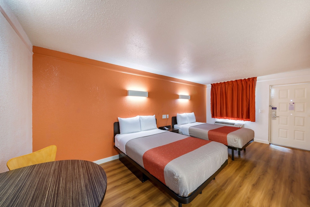 Motel6 Dallas, TX - Farmers Branch 24/47