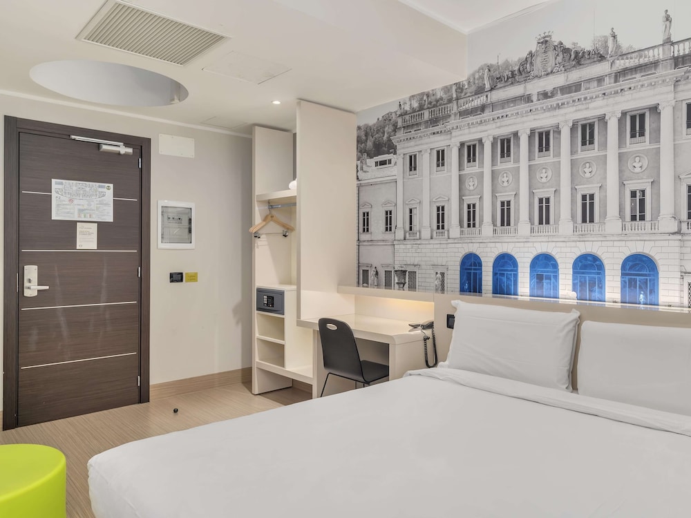 غرفة اقتصادية بسرير كوين