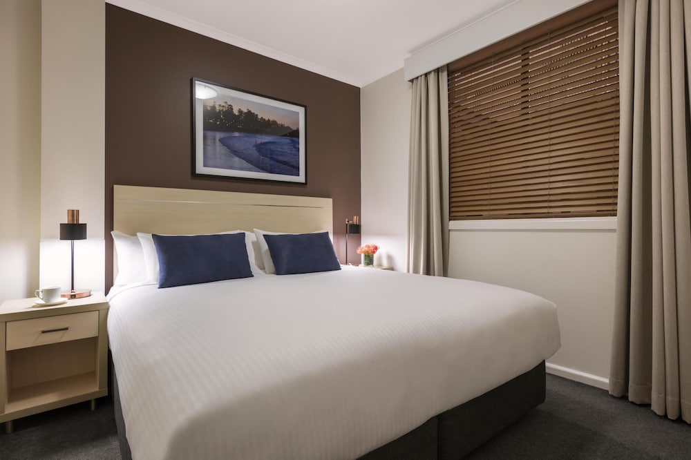 1 Bedroom, Queen Bed, City Skyline View، Oaks Sydney Goldsbrough Suites 6/10