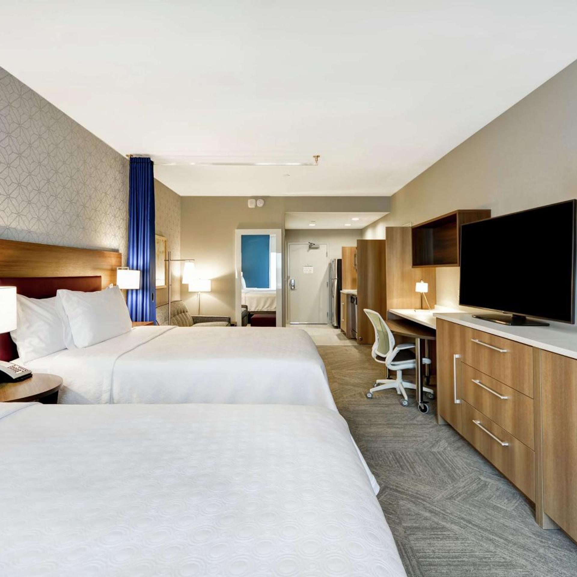 Studio, 2 Queen Beds, Sofa