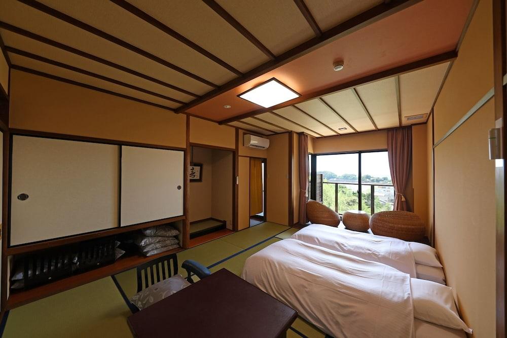 Japanese, 2 Futon Beds, Outdoor Spring Bath