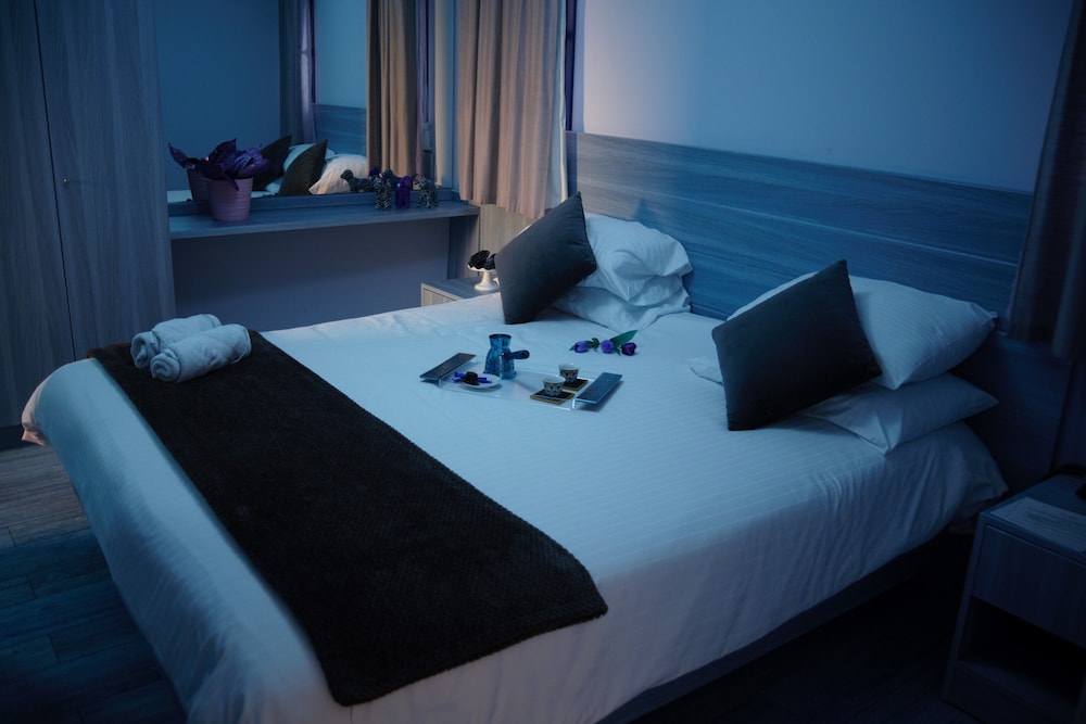 HOtello Guest Suites 11/28