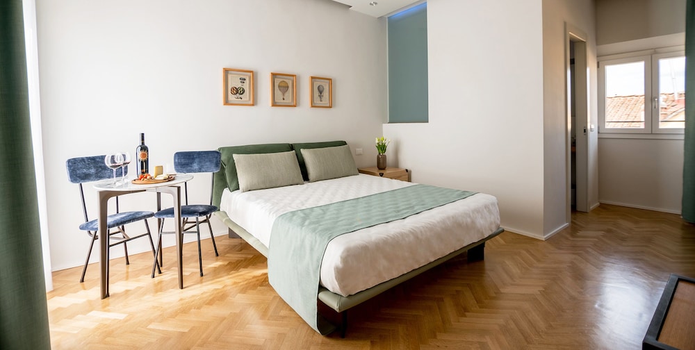 DELUXE, DOUBLE BED