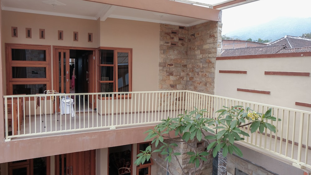 OYO 1692 Villa Akbar 3 2/48