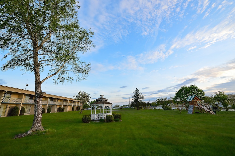 Riverview Inn & Suites 64/69