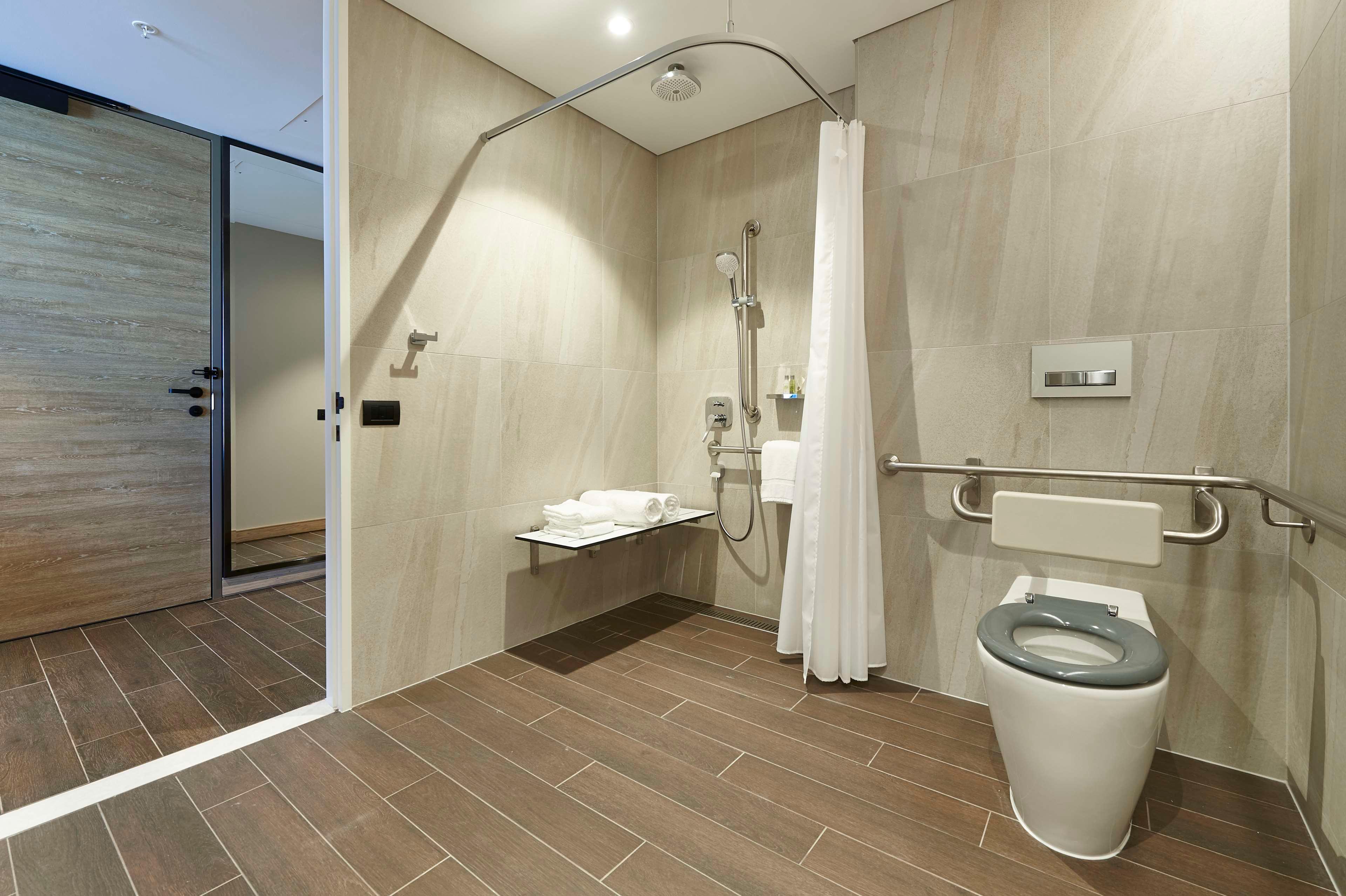 GUEST ROOM, KING BED, ACCESSIBLE