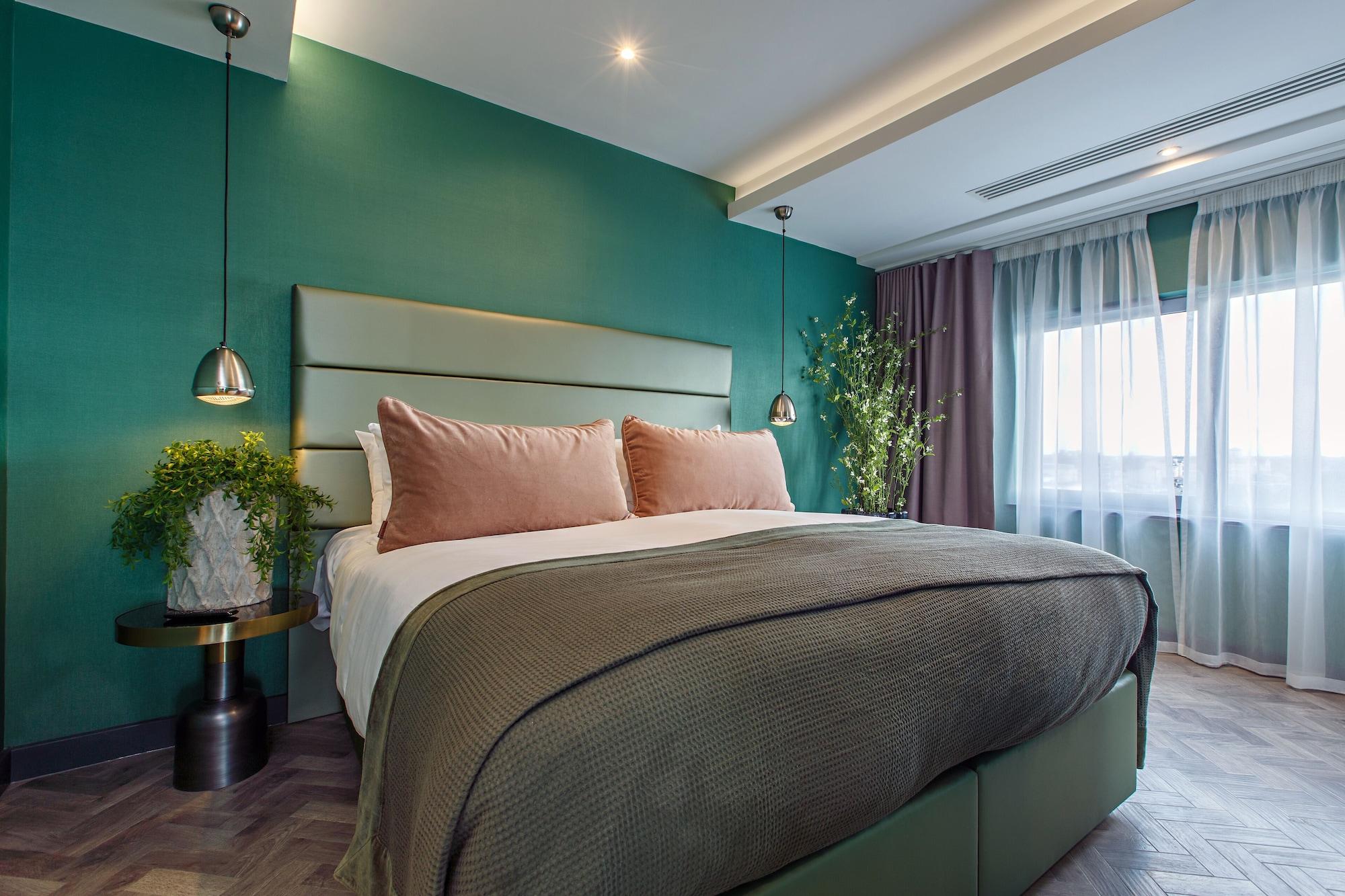 Penthouse Suite, Suite