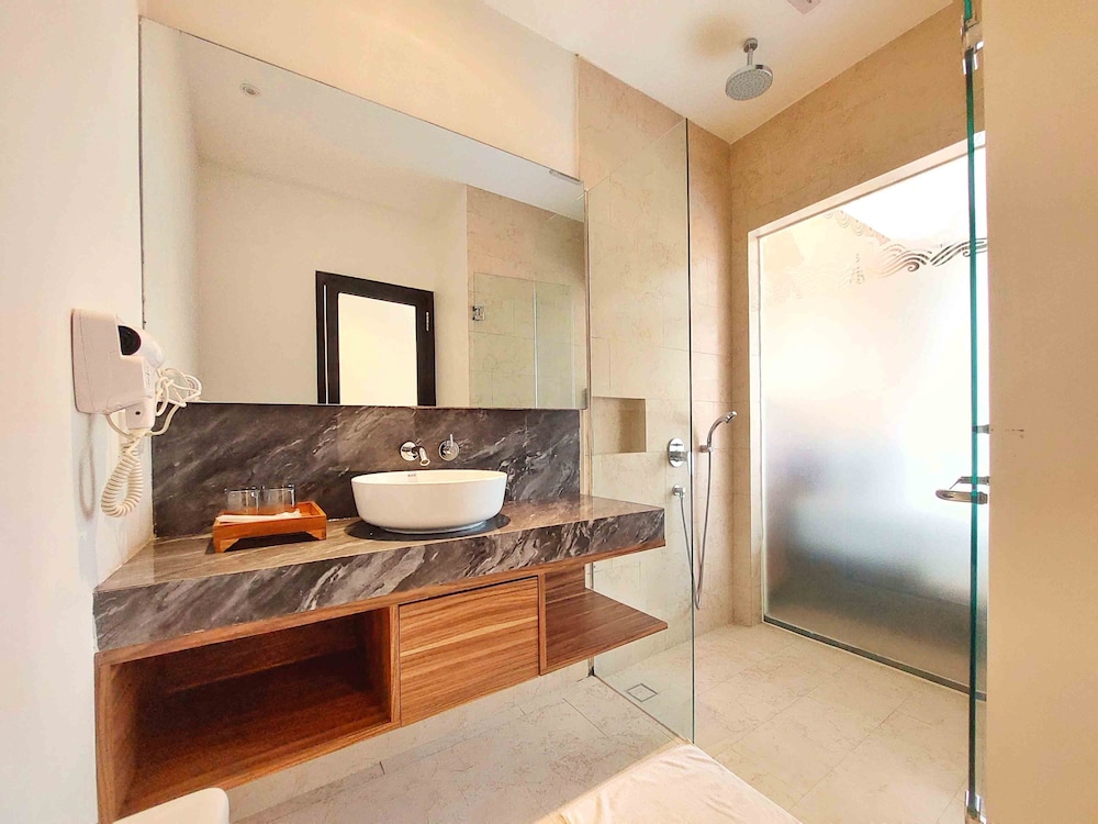 The Batu Hotel & Villas 48/50