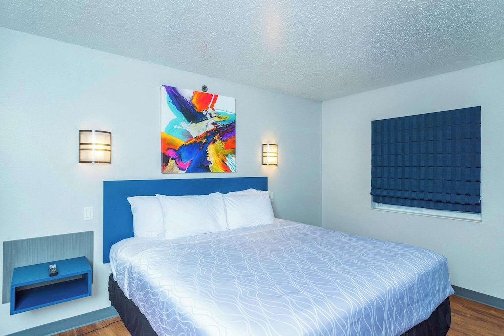 Efficiency, Suite, Queen Bed, Sofa