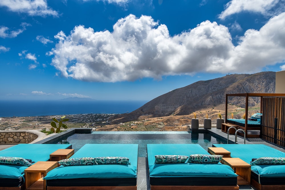 Skyfall Suites 70/79