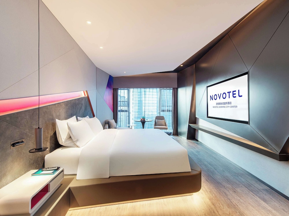 DELUXE, KING BED