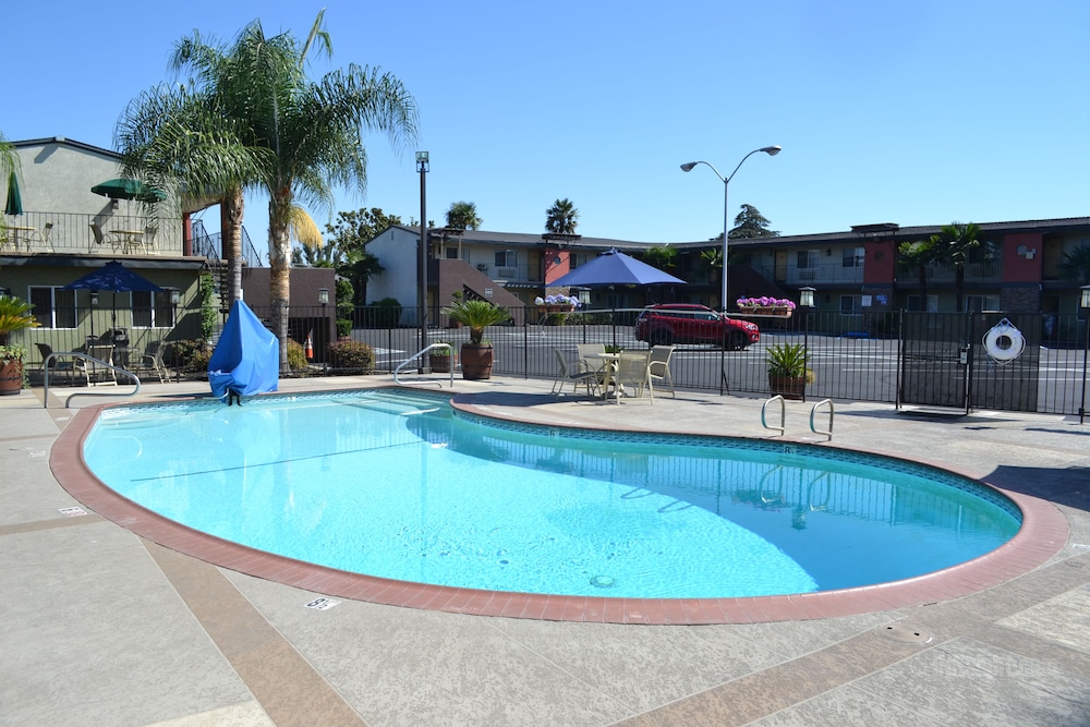 Days Inn & Suites by Wyndham Lodi 32/36