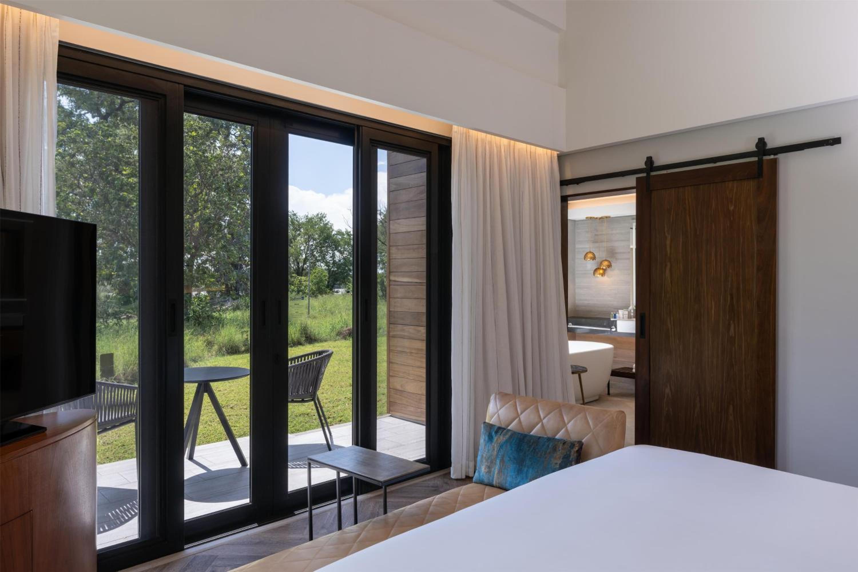 Family Suite, Villa, King Bed, River View, Sofa