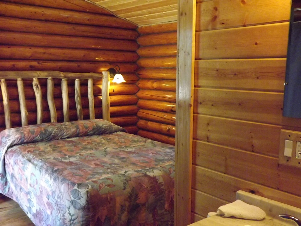 Z Bar Cabins and Motel 18/43