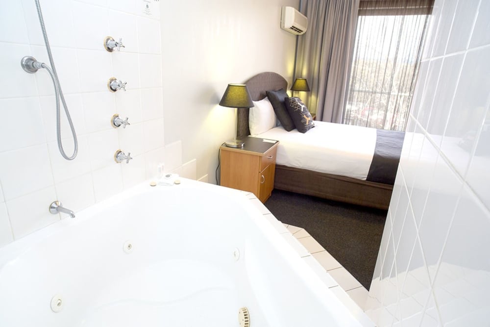 Alpha Hotel Canberra 18/41