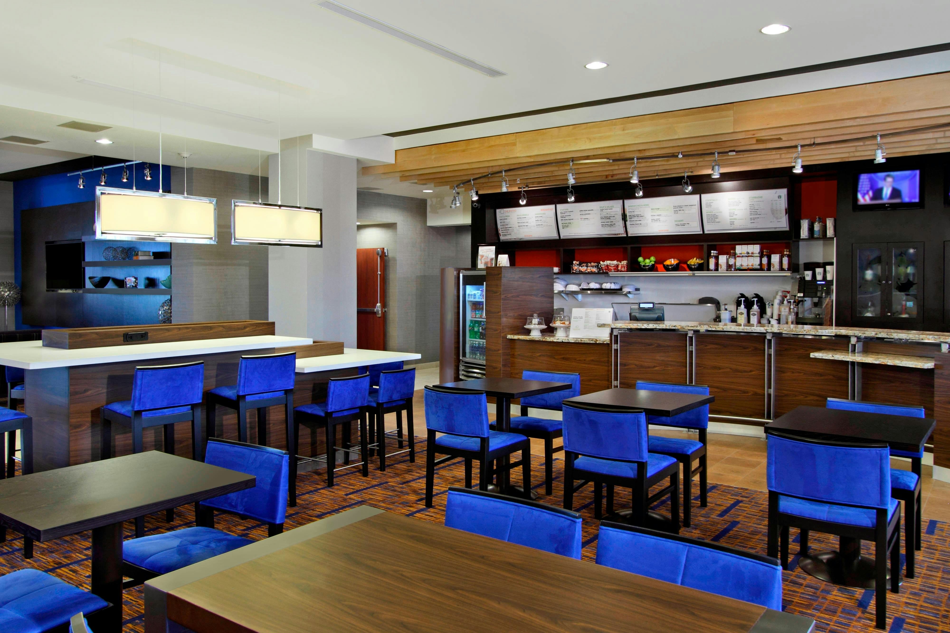 Courtyard By Marriott Victoria 11/18