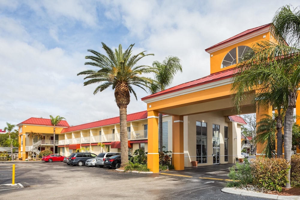Days Inn & Suites By Wyndham Port Richey 1/45