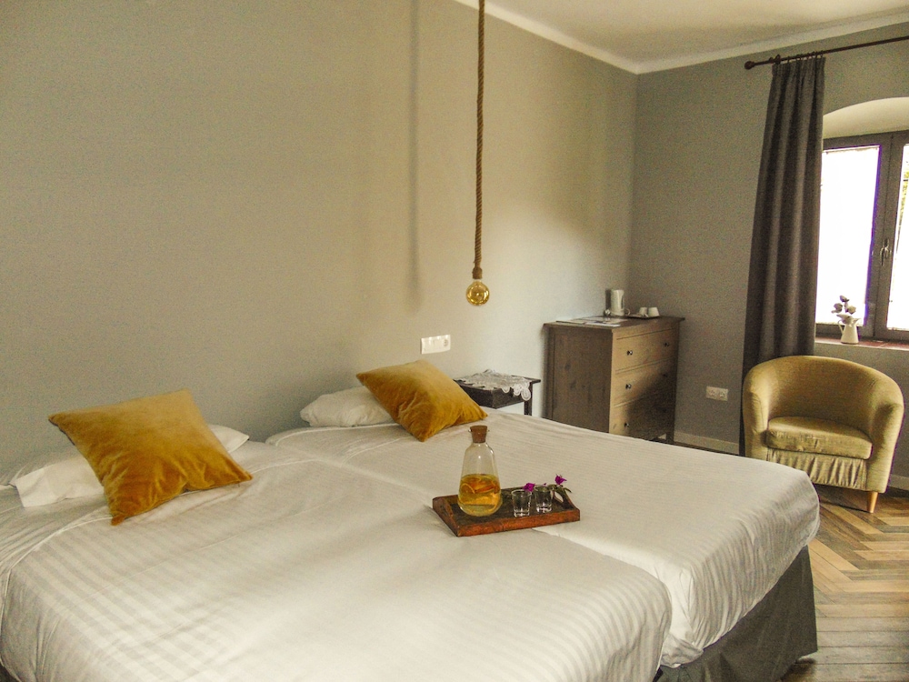 ROOM, DOUBLE OR TWIN BED