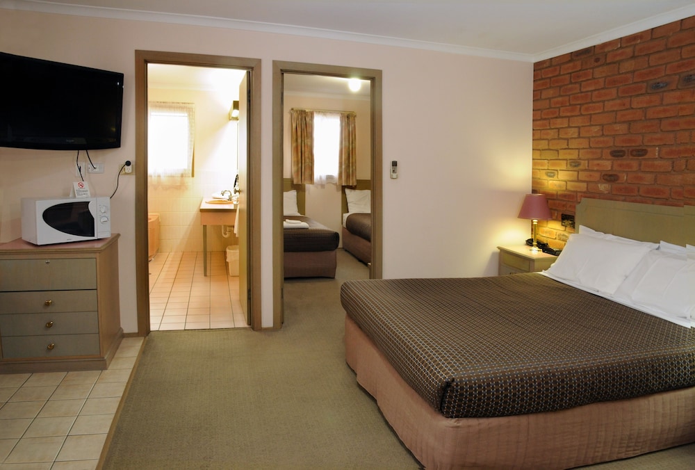 GOLDEN SQUARE MOTOR INN 4/17