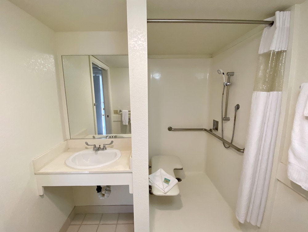 Palm Canyon Hotel and RV Resort 72/73