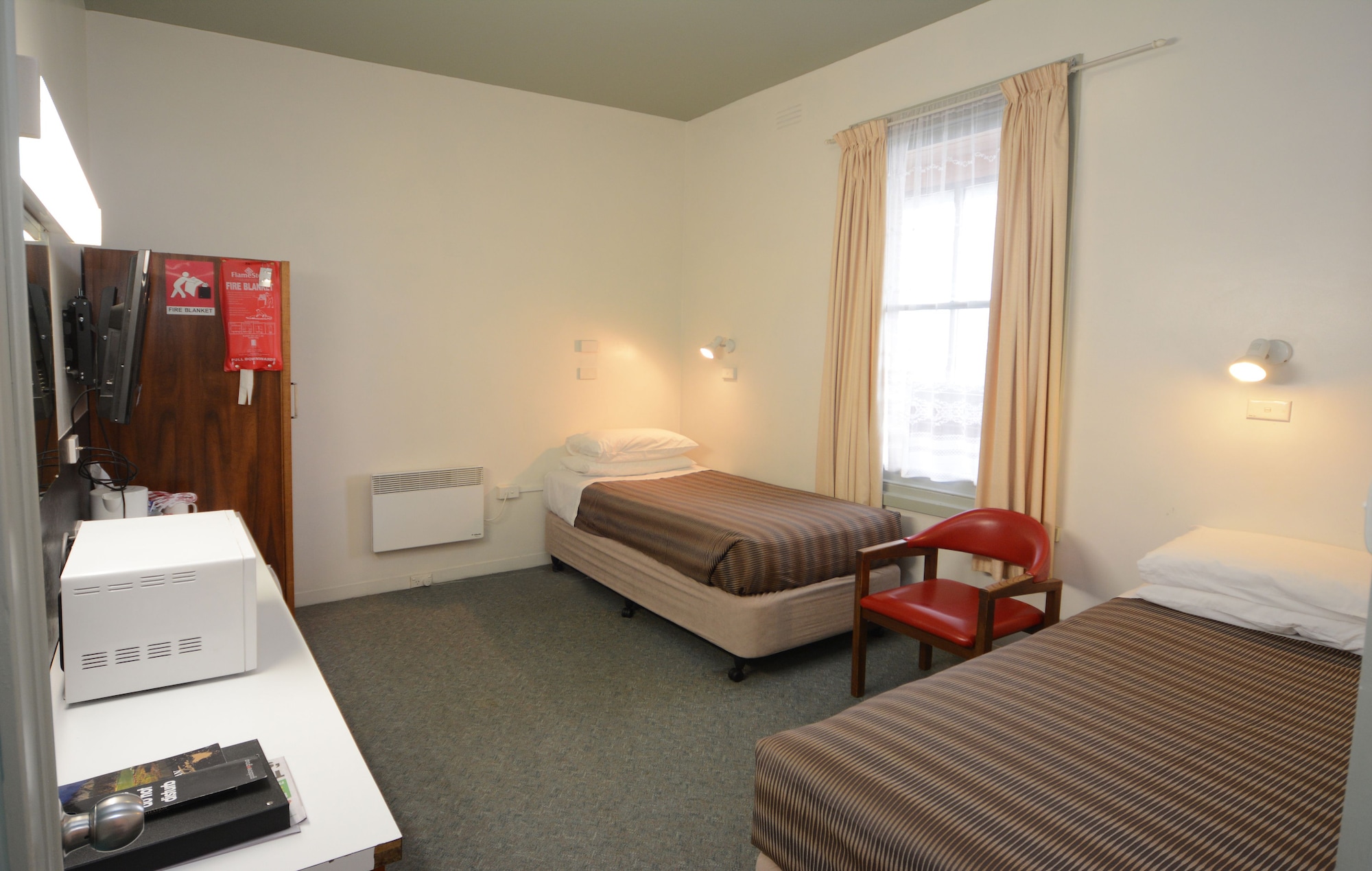 Economy, Twin Beds, Shared Bathroom
