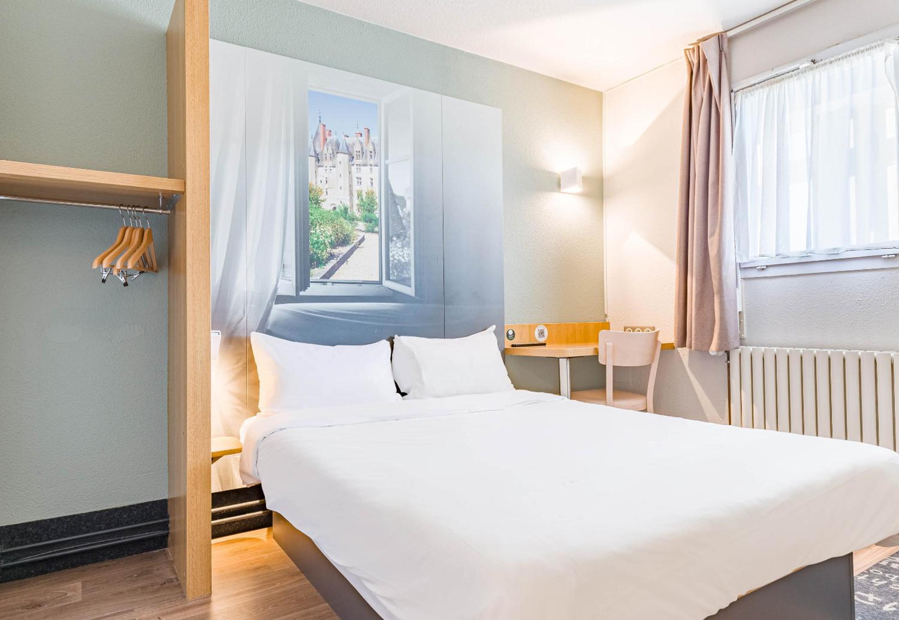 ROOM, DOUBLE BED