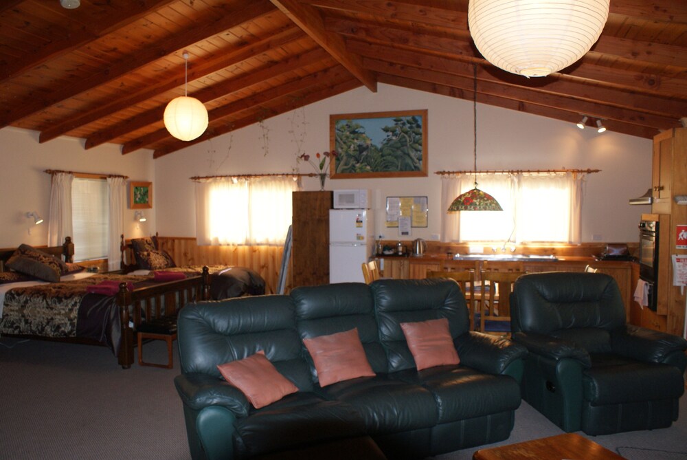 AAA GRANARY ACCOMMODATION-THE LAST RESORT 24/63