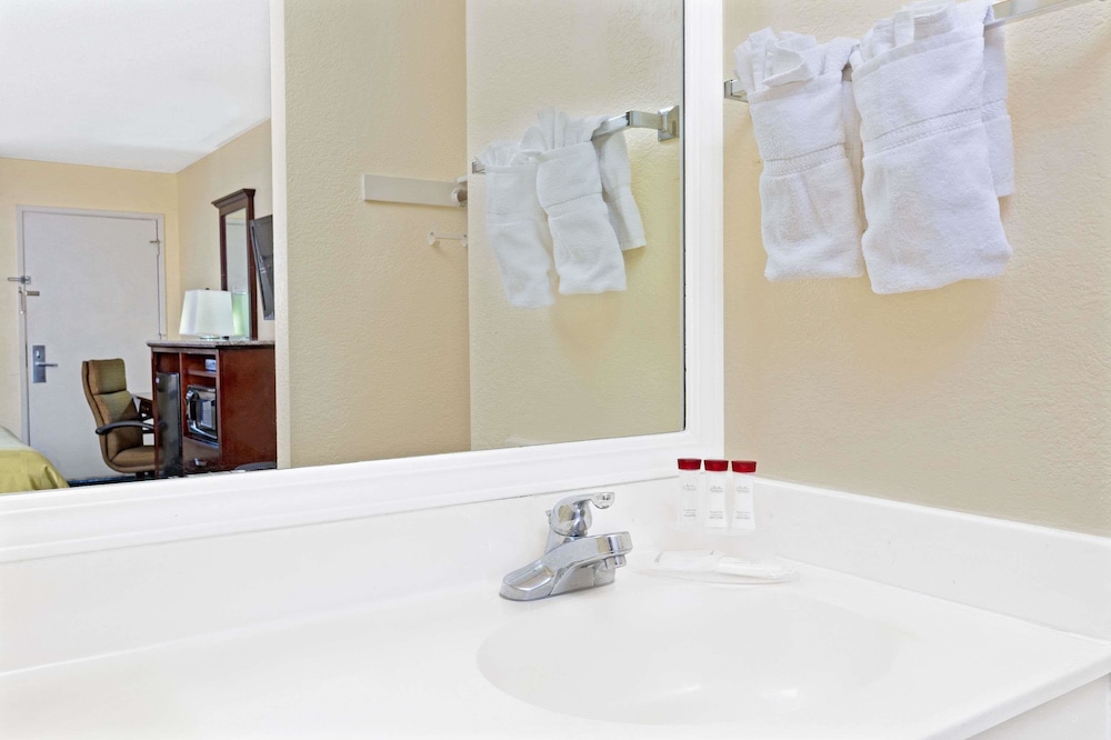 SureStay Hotel by Best Western Santa Cruz 37/54