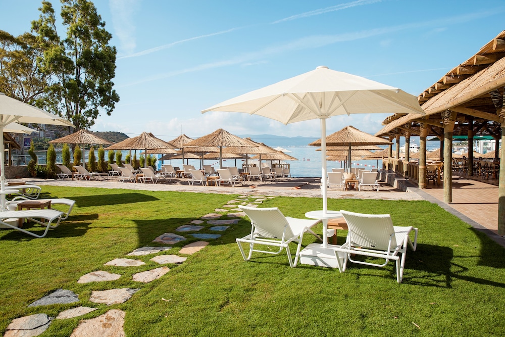 Bellazure Hotel 25/32