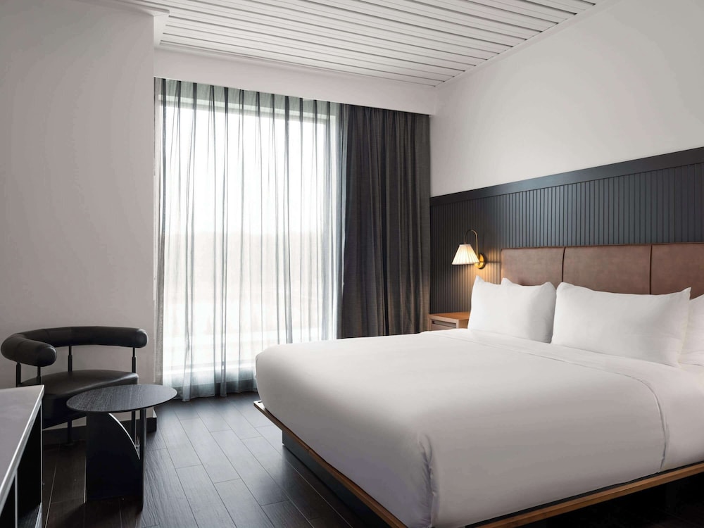ROOM, KING BED, ACCESSIBLE