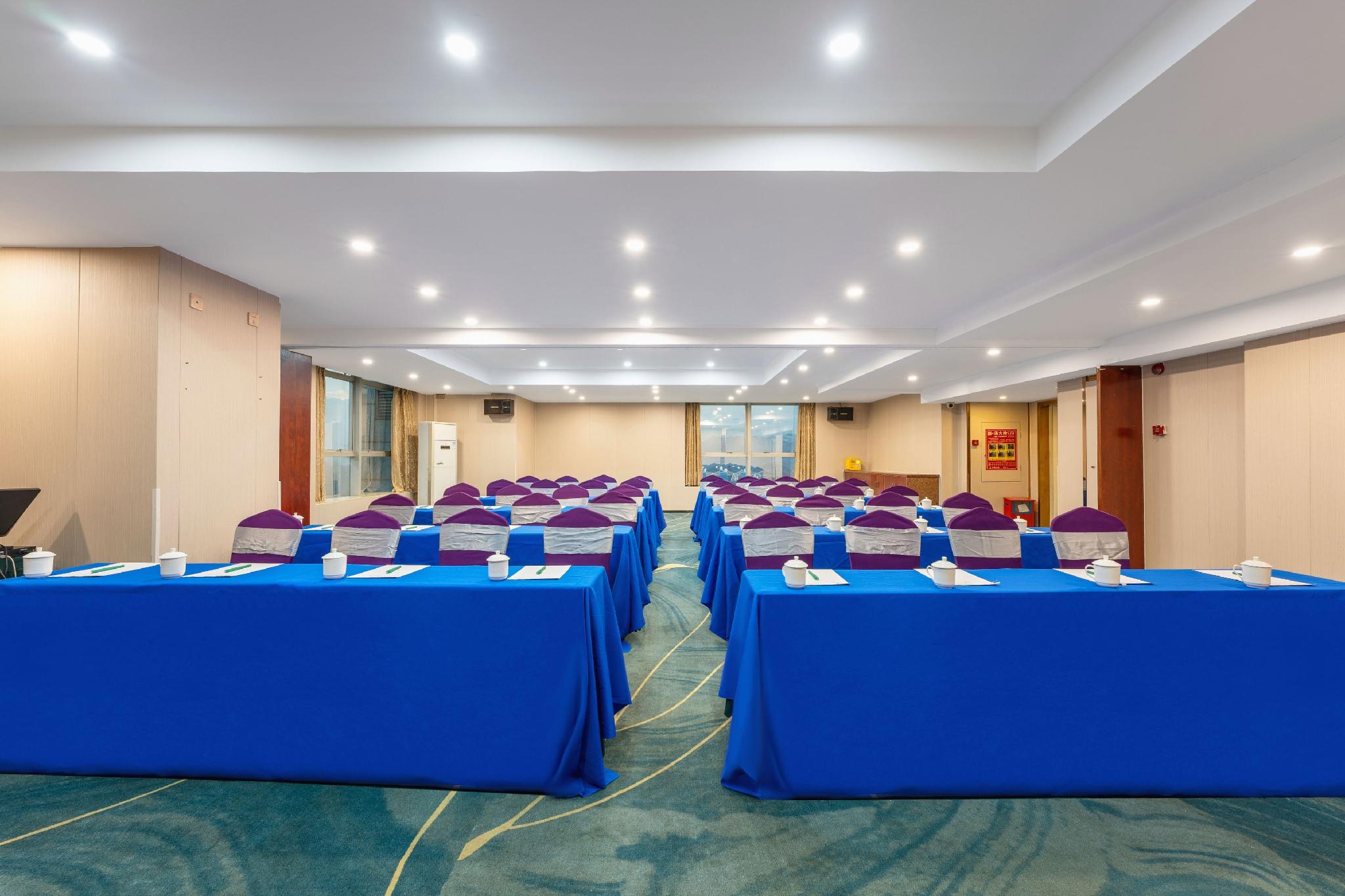 Green Island Holiday Hotel 53/59