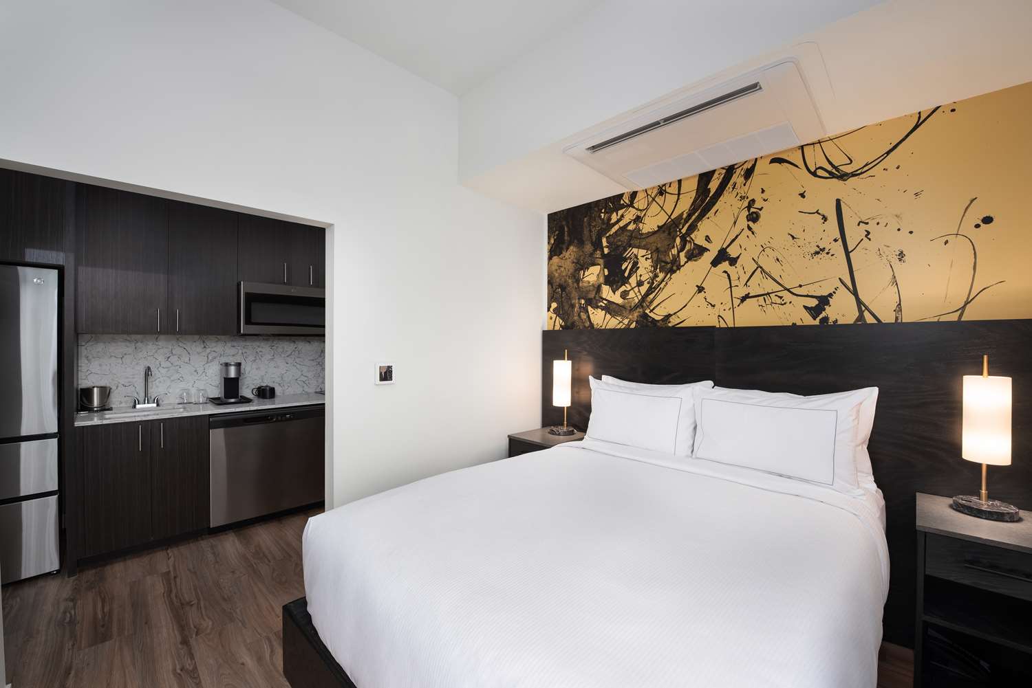 Studio, Suite, Queen Bed, Balcony, Corner
