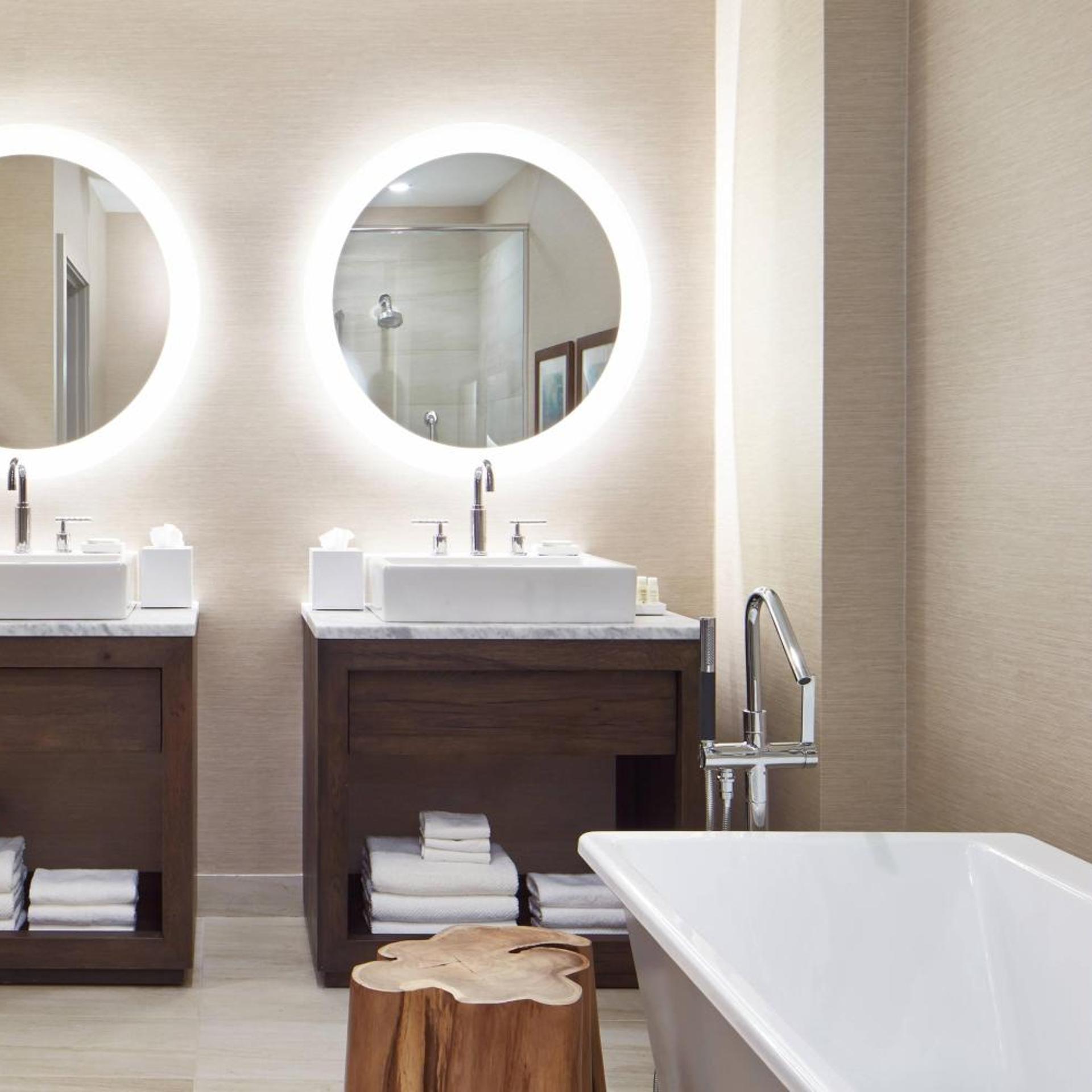 جناح كبير بسرير كينج بغرفة نوم واحدة، The Del Monte Lodge Renaissance Rochester Hotel Spa 9/9