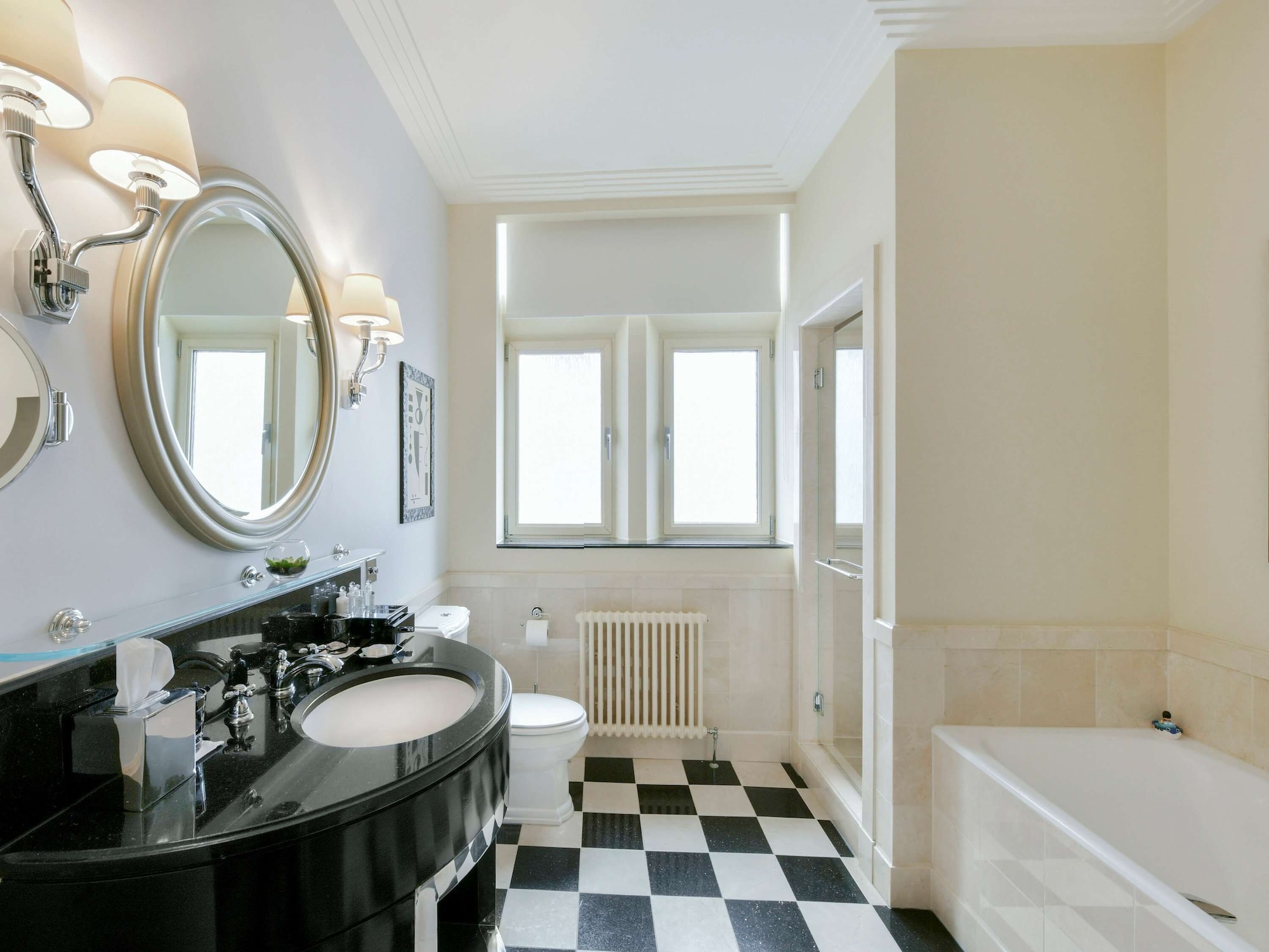 جناح جونيور بسرير كينج بإطلالة على النهر، The Savoy Hotel 7/10