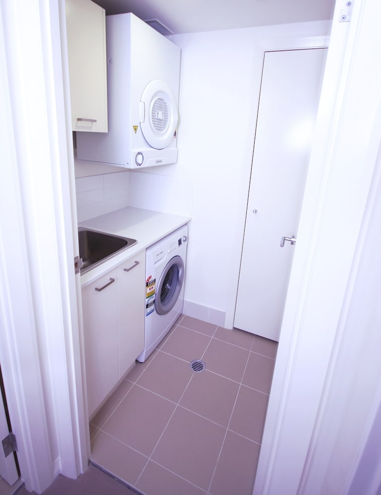DOMAIN SERVICED APARTMENTS 24/52