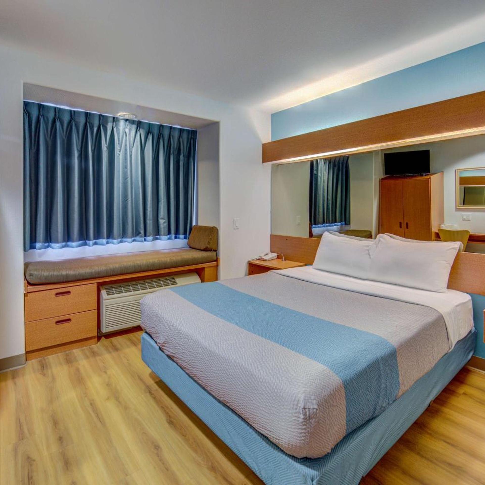 1 Queen Bed Mob Acc Ri Shwr Nsmk Minifridg