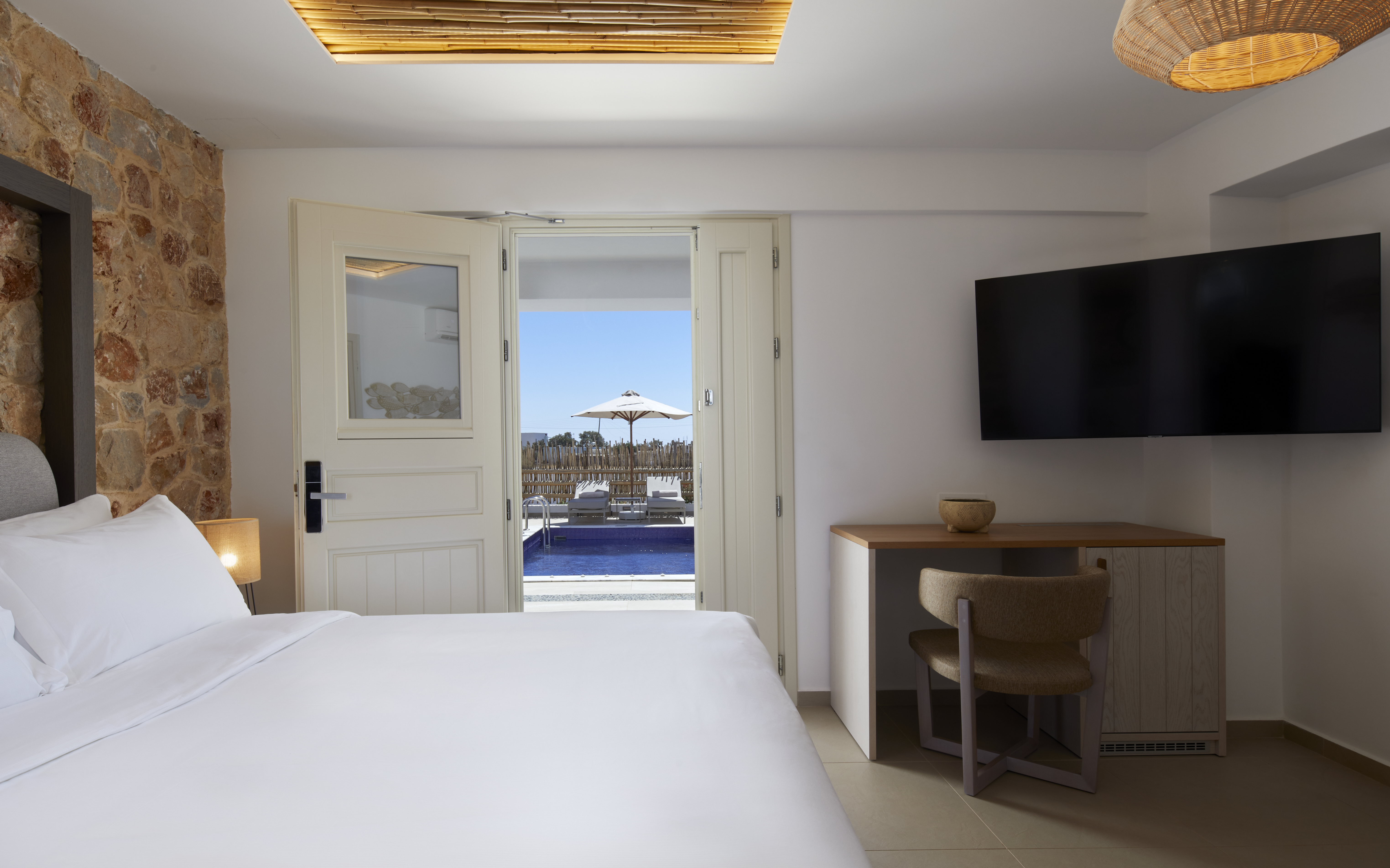 GUEST ROOM, KING BED, WITH POOL