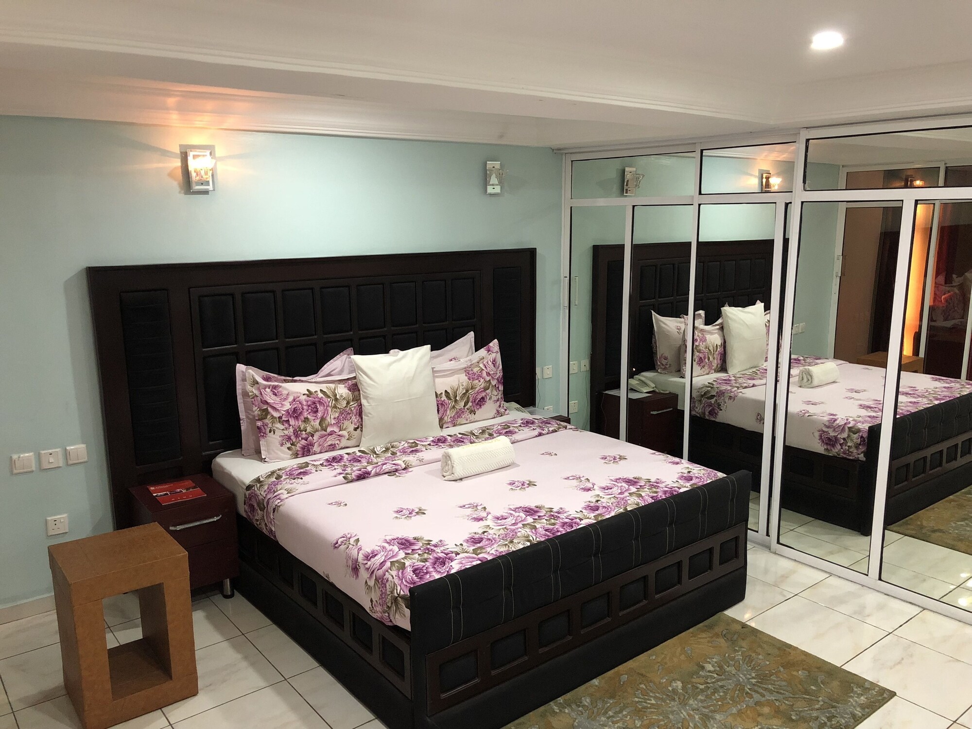 1 BEDROOM, SUITE