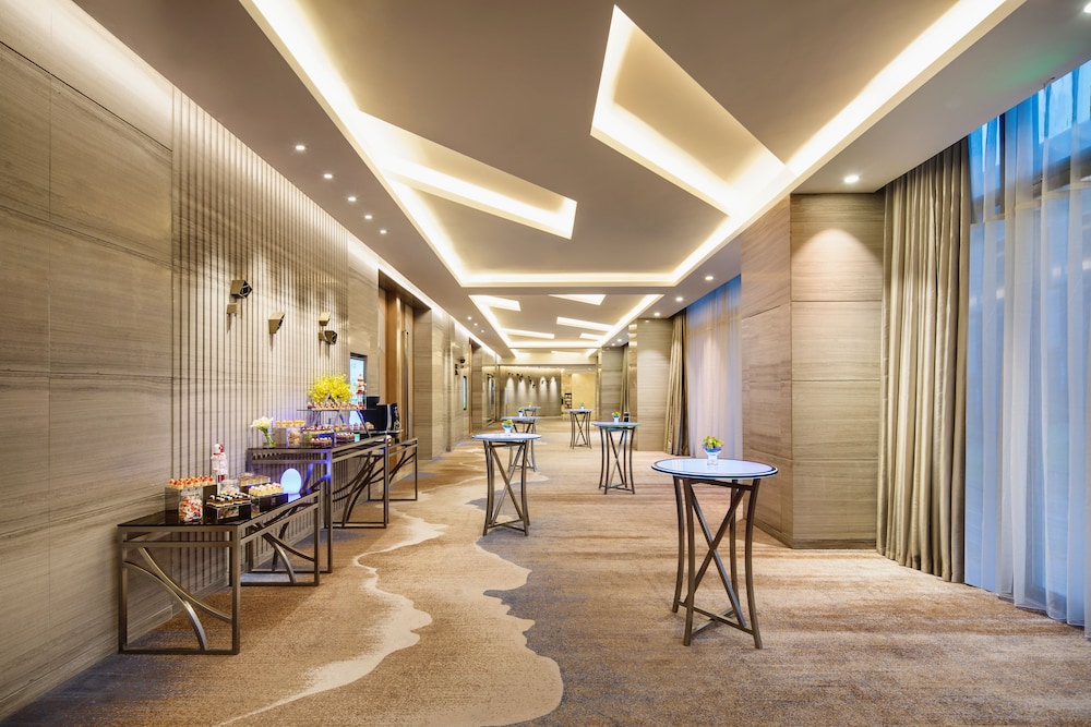 HOLIDAY INN WUXI TAIHU NEW CITY 34/69