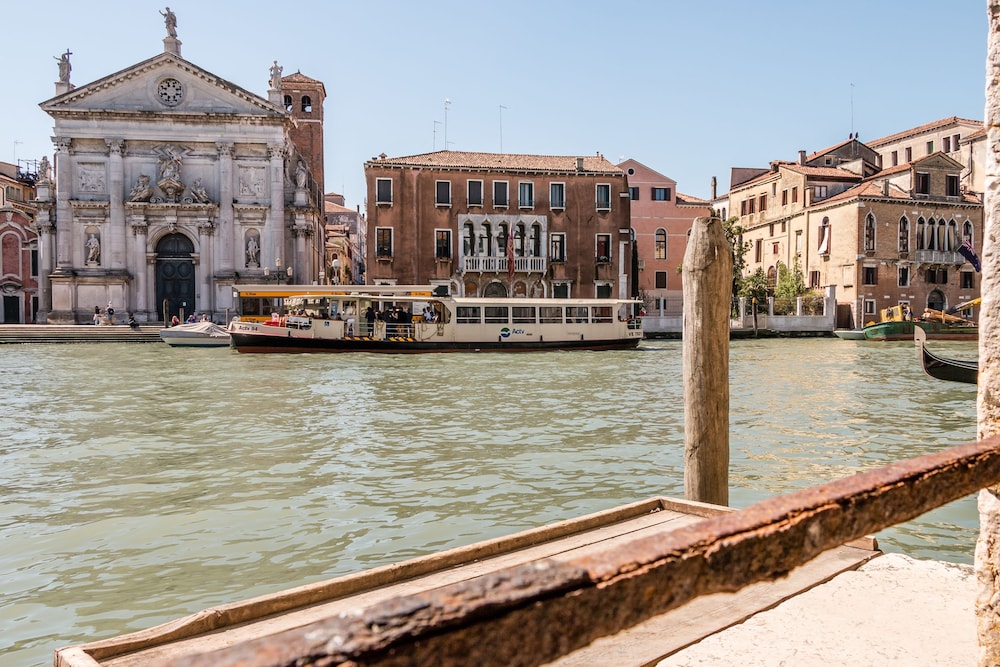 Admiral Emo Palace Over Canal Grande 38/50