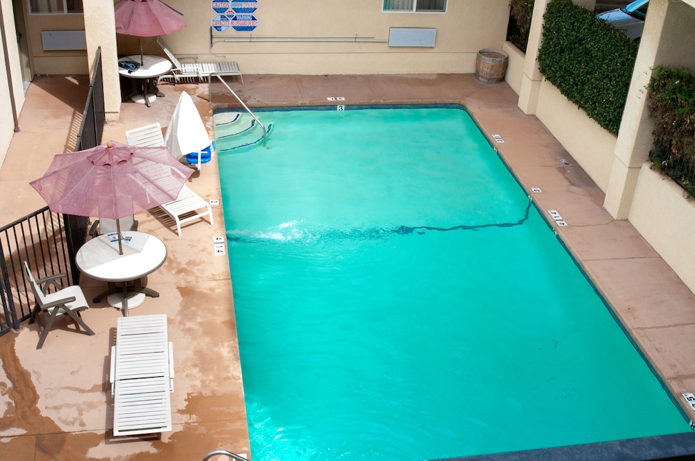 Lamplighter Inn Suites 11/46