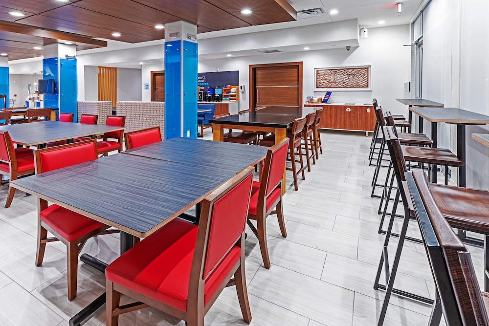 Holiday Inn Express Suites Stafford Nw Sugar Land An Ihg Hotel 41/56