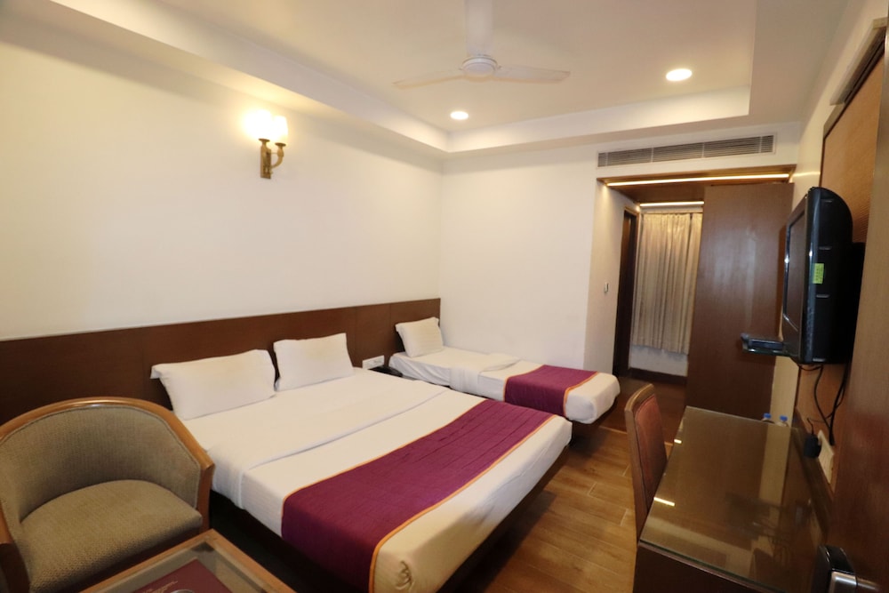 Hotel Rajhans Regent 22/48