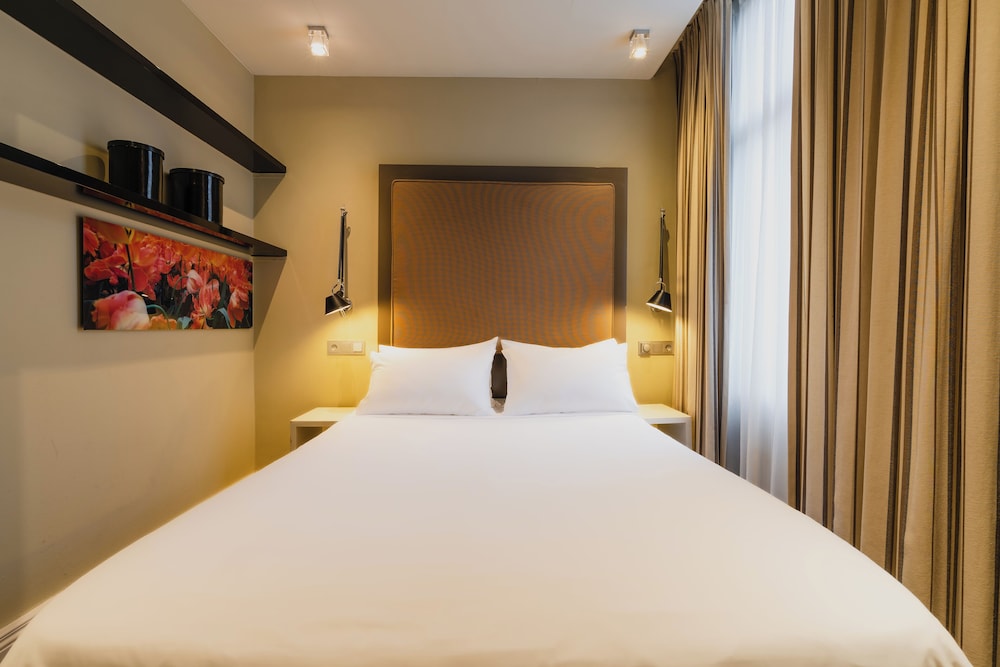 ROOM, QUEEN BED