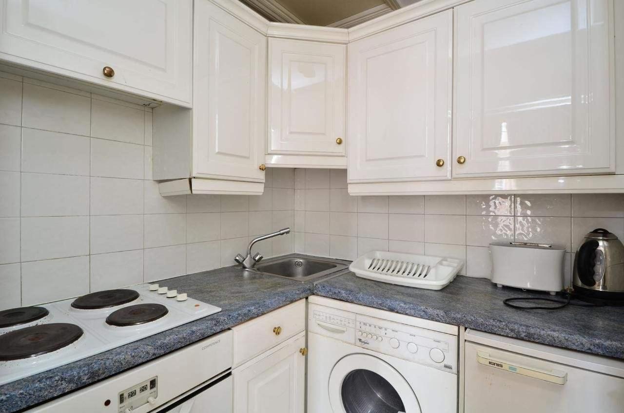 Kensington Court ApartHotel 22/23