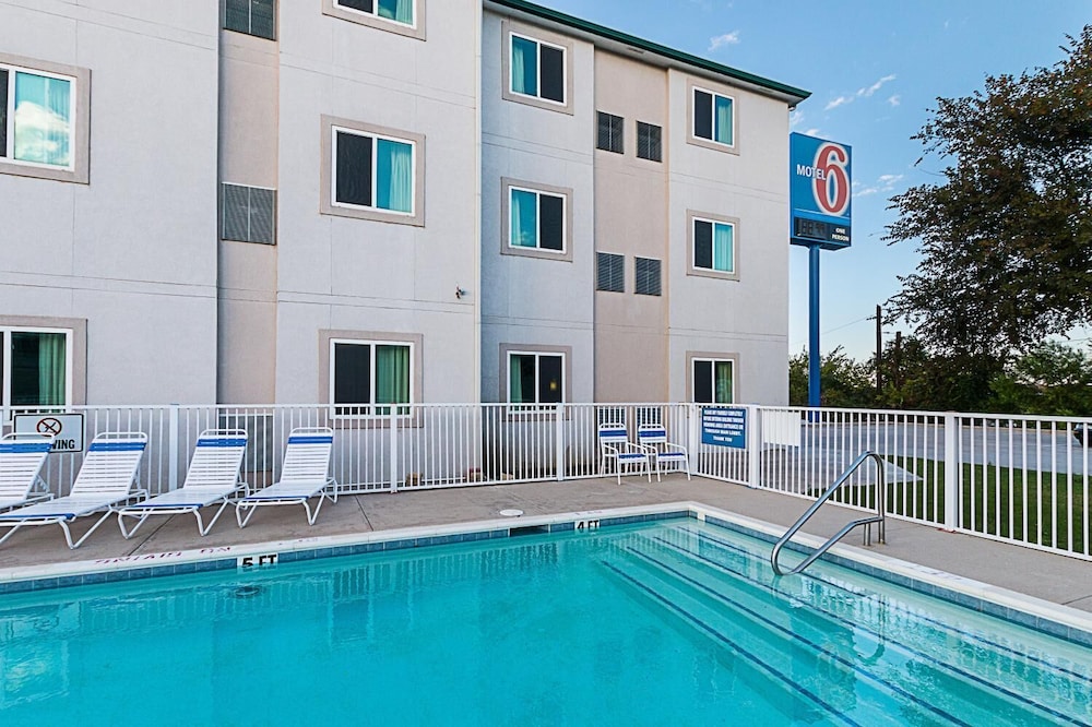 Motel6 Weatherford, TX 10/50